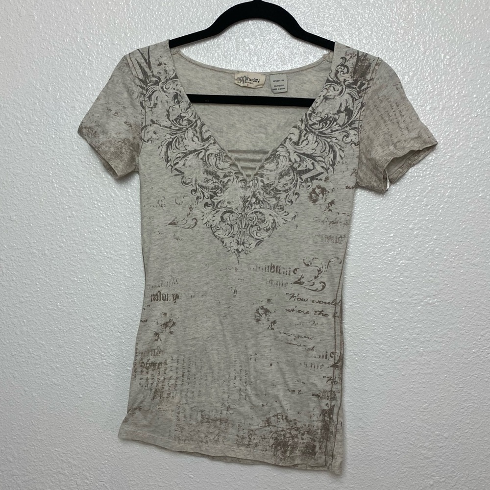 Miss Me Sequin Patterned V-Neck Short Sleeve Tee gray size small
